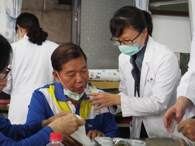 民眾DIY制作安眠枕。（照片/义守大学提供）