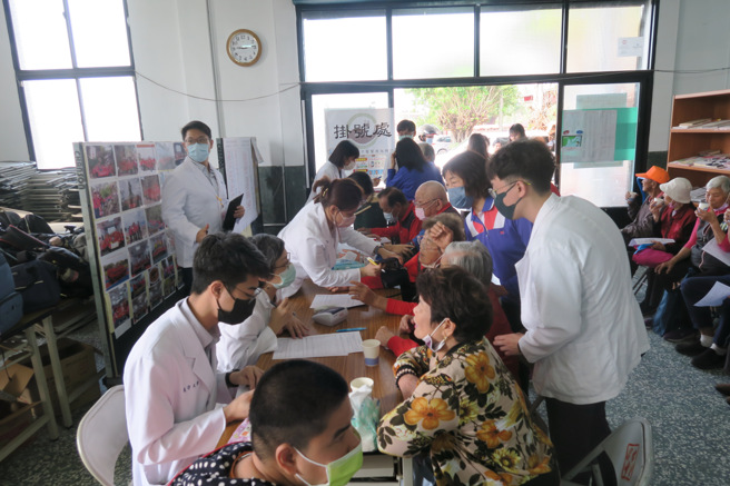 义诊现场有规划不同区域，由医师带领学子做症状的确认。（照片/义守大学提供）