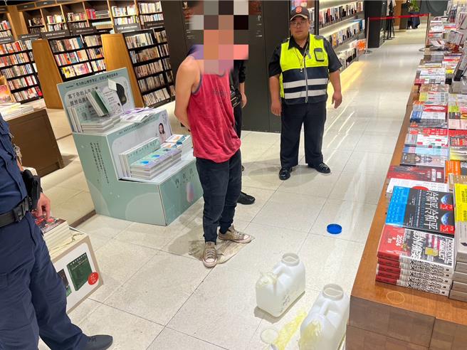 台中市王姓男子，昨天將2桶各10公升柴油，裝入黑色背包，進入台中勤美誠品書店潑灑，台中地院今天上午裁定收押。（民眾提供／王煌忠台中傳真）