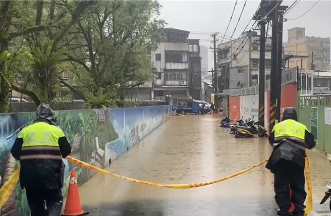 汐止崇德国小前积水，警方到场管制。（汐止警分局提供）