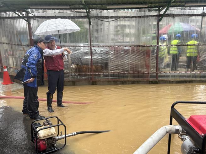 汐止区长林庆丰到场勘查积水情形。（汐止区公所提供）