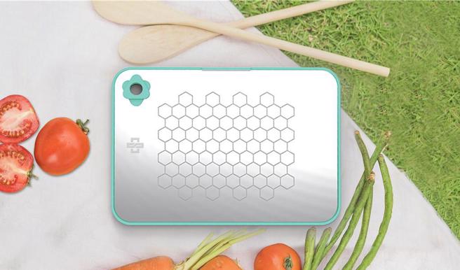 中钢今年股东会纪念品为「砧心有您」抗菌多功能不銹钢砧板组。图／中钢提供