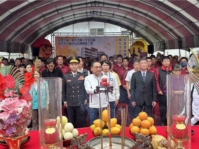 新北市長侯友宜18日上午主持汐止消防分隊動土典禮，侯獻花獻果祈求工程順利。（高鈞麟攝）