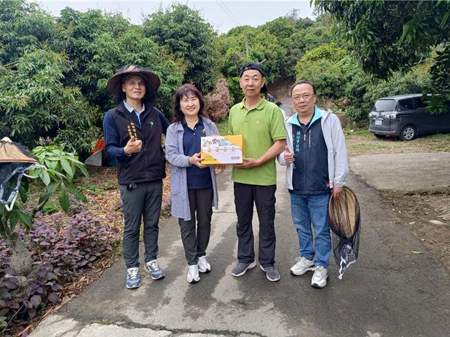頭份市農會會理事長徐陳森、常務監事張栢福、總幹事羅清香等專程赴南投探視蜂農。（頭份市公所提供／謝明俊苗栗傳真）