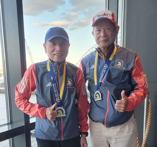 來自台灣的林炳煌(左)、張春于(右)均年逾70歲，在波士頓馬拉松順利完賽。（讀者提供）