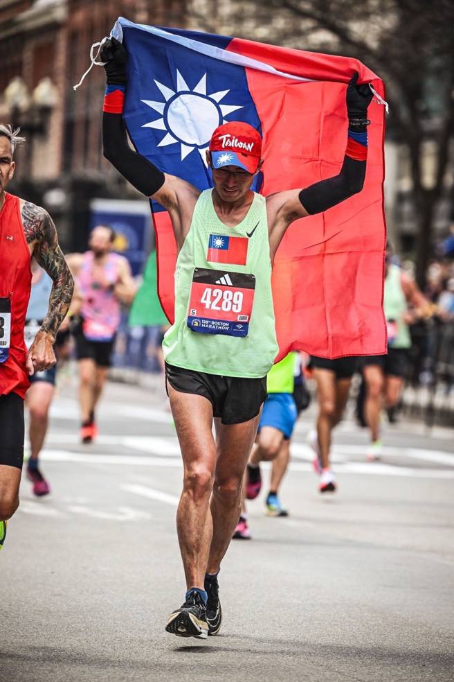 廖武辉形容，即将抵达终点时双脚已抽筋，但一定要让国旗飘扬。（翻摄廖武辉脸书）