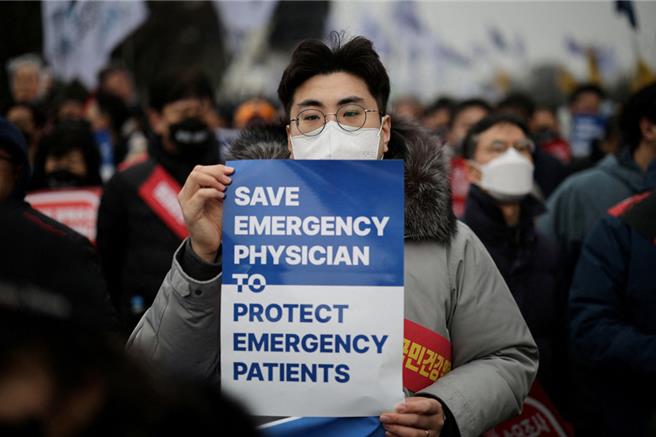 韓國首爾醫生3月參加集會，抗議政府增加醫學院招生的計畫。(圖：shutterstock／達志)