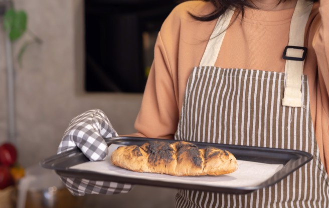 女子把在全聯買回的餐包放進烤箱回烤，結果烤過頭。（示意圖，shutterstock／達志）