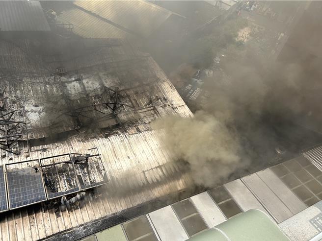 嘉義市貨櫃屋民宅大火，火勢猛烈燒到大片太陽能屋頂。（讀者提供／廖素慧嘉市傳真）