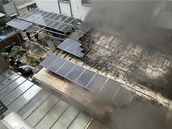 嘉義市貨櫃屋民宅大火，火勢猛烈燒毀大片太陽能屋頂。（讀者提供／廖素慧嘉市傳真）