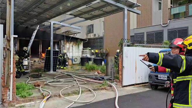 嘉義市太陽能屋頂貨櫃屋民宅大火，消防人員全力射水滅火。（讀者提供／廖素慧嘉市傳真）