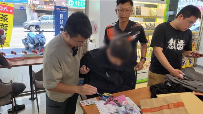 诈骗集团以暴涨的黄金作为利诱民眾投资标的，再实施诈骗，台南市警2分局警员17日在中西区一家超商内逮获29岁范姓车手。（读者提供／程炳璋台南传真）