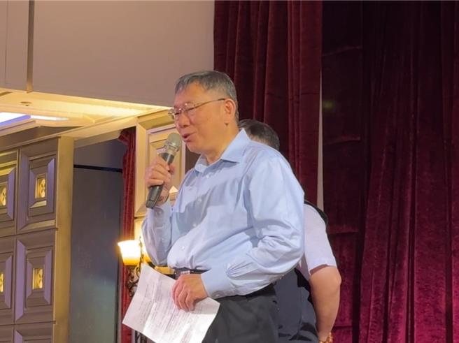 台湾民眾党党主席柯文哲18日出席全国总工会模范劳工表扬，他致词时提到，日前与蔡英文总统会谈首件事就是劳保年金改革，因人数庞大牵涉到1050万人数，比当年军公教年改影响更大，但仍到了该面临的时刻。（潘虹恩摄）