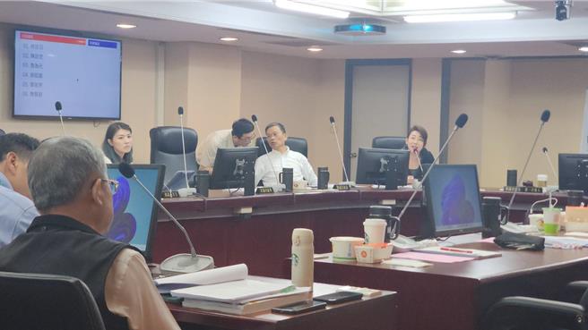 台北市都发局主管今(18)日前往台北市议会工务委员会展开工作报告，更新处对此表示，遇到诉讼都会尽力处理，也会委外律师协助。(黄敬文摄)