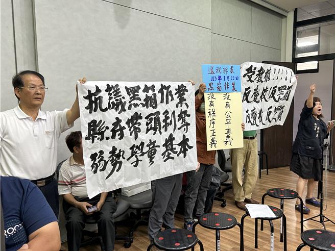 屏縣府教育處18日再次辦理裁併校座談會，不少縣議員也到場關心，不料議員蔣月惠在議員何春美發言時打岔大喊「不公平」，2人隨即互嗆，場面一度火爆又尷尬。（謝佳潾攝）