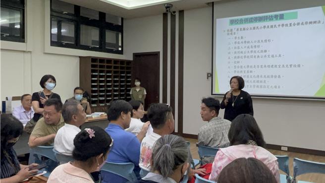 屏縣府教育處18日再次辦理裁併校座談會，不少縣議員也到場關心，不料議員蔣月惠在議員何春美發言時打岔大喊「不公平」，2人隨即互嗆，場面一度火爆又尷尬。（謝佳潾攝）