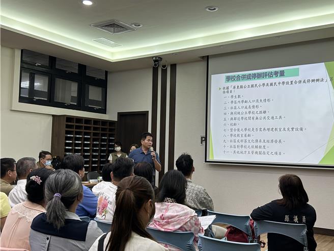 屏縣府教育處18日再次辦理裁併校座談會，議員王景山也到場提供意見。（謝佳潾攝）
