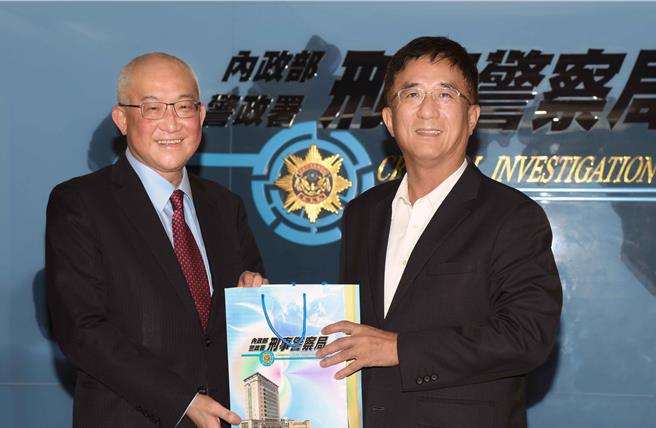 凯基证券副董事长暨凯基期货董事长糜以雍(左)担任一日讲师分享常见投资诈骗案例及防诈要点，由警政署刑事警察局副局长陈炯旭代表致谢。（凯基提供）