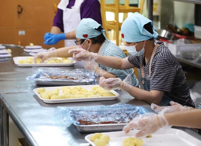 衛福部近日修正「優先採購身心障礙福利機構團體或庇護工場生產物品及服務辦法」，提高公部門優先採購比率從5％上升至10％，並將在明年上路。（報系資料照）