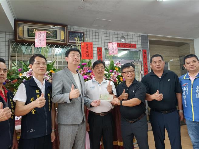 在市议员吴呈贤、立委杨琼璎牵线下，毅德机械18日捐款30万元挹注大雅区教育发展协会。（陈淑娥摄）