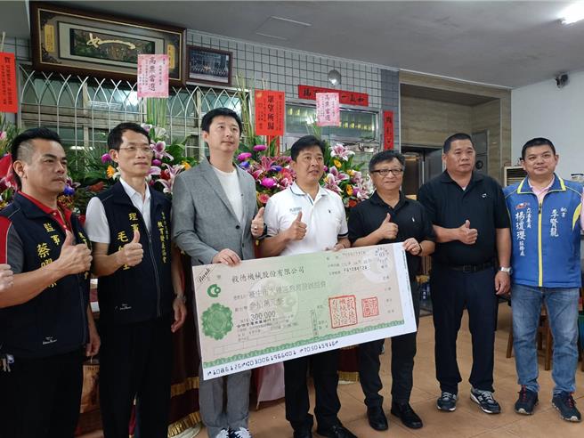 在市议员吴呈贤、立委杨琼璎牵线下，毅德机械18日捐款30万元挹注大雅区教育发展协会。（陈淑娥摄）