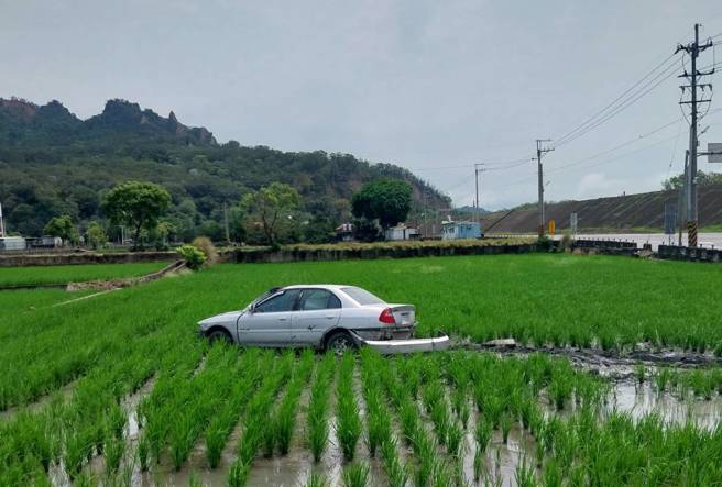 78岁吴姓老翁行经事故路口，车辆突然失控衝入插满秧苗的水稻田中。( 民眾提供 )