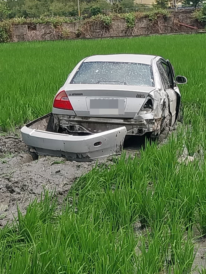 78岁吴姓老翁行经事故路口，车辆突然失控衝入插满秧苗的水稻田中。( 民眾提供 )