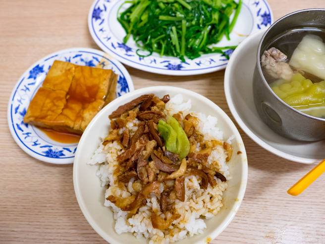 滷肉飯可說是台灣最具代表的庶民美食，但營養師表示，有3種人最好少吃為妙。（示意圖：shutterstock／達志）
