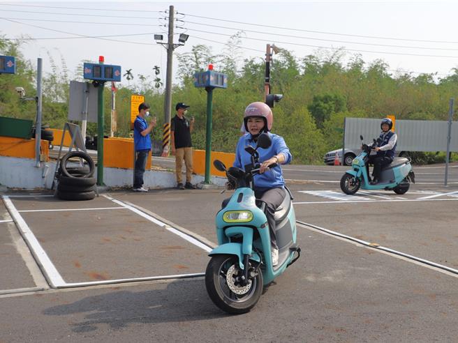 雲林縣去年死亡交通事故，機車占比達67％，縣府因此加碼機車駕訓補助費用每名1300元，18日在古坑鄉舉行說明會，縣長張麗善（前）親自下場試騎，鼓勵大家踴躍報名。（張朝欣攝）