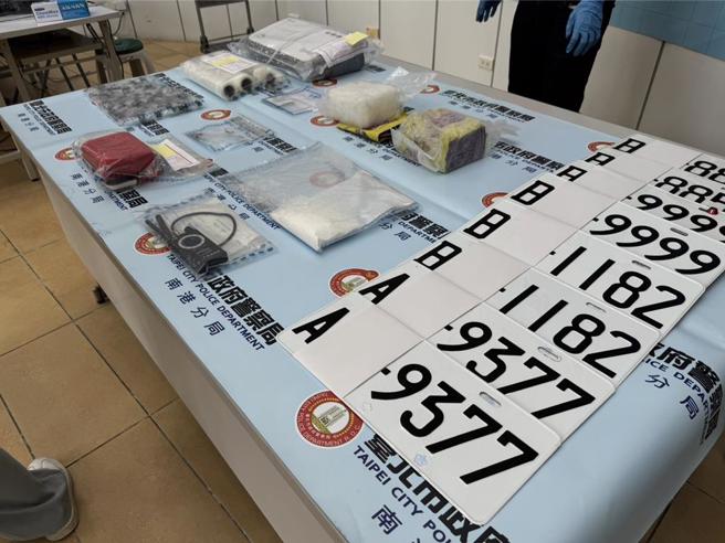 警方查扣海洛因、安非他命、大麻、現金75萬餘元、手機14支、假車牌12面等贓證物。（翻攝照片／林郁平台北傳真）