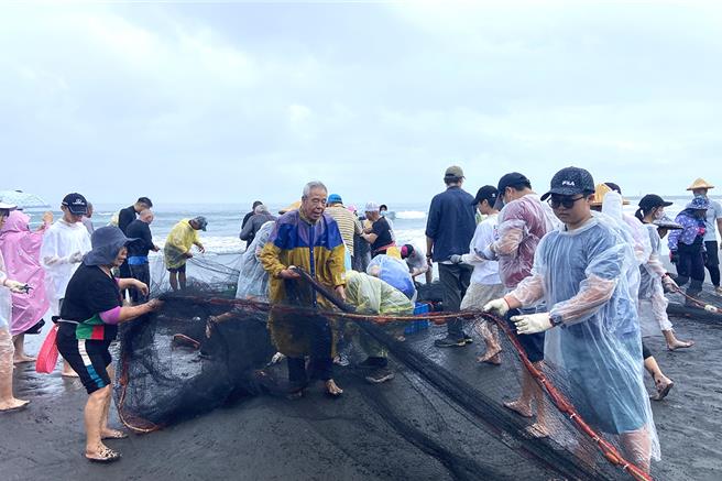 國立台灣海洋大學為改善宜蘭沿海鄉鎮產業沒落及人口外流問題，透過USR計畫「智慧樂活水產村」，幫助漁村產業升級及創生，獲得2024第五屆《遠見》USR大學社會責任獎肯定。圖為與漁村社區合作辦理牽罟公民科學家活動。（海洋大學提供／徐佑昇基隆傳真）