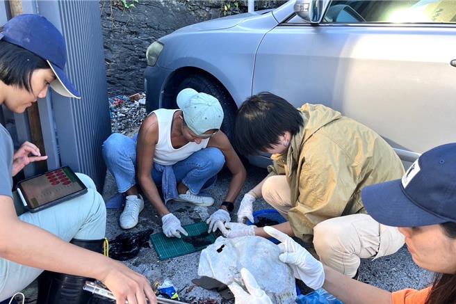 國立台灣海洋大學為改善宜蘭沿海鄉鎮產業沒落及人口外流問題，透過USR計畫「智慧樂活水產村」，幫助漁村產業升級及創生，獲得2024第五屆《遠見》USR大學社會責任獎肯定。圖為調查與分類拖網漁船的海廢資料。（海洋大學提供／徐佑昇基隆傳真）