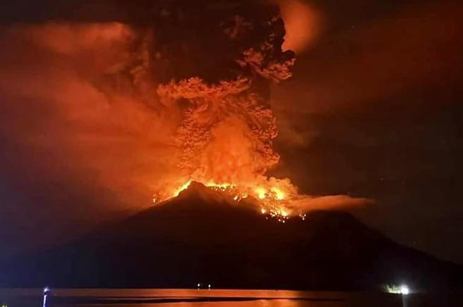印尼魯仰火山（Mount Ruang）24小時內至少大爆發5次，當局警告恐重演百年前奪走400人命的海嘯。（圖／美聯社）