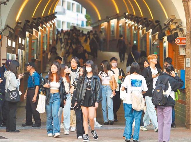 劳动部官员说，已与教育部协调，劳工可以同时请领补助，可以等到劳动部补助通过后，再缴回教育部补助。（报系资料照）