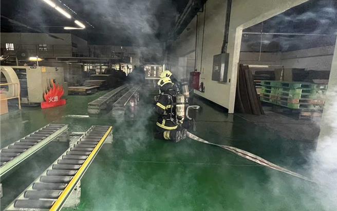 消防員入室射水撲滅火源。 （翻攝照片／洪靖宜高雄傳真）