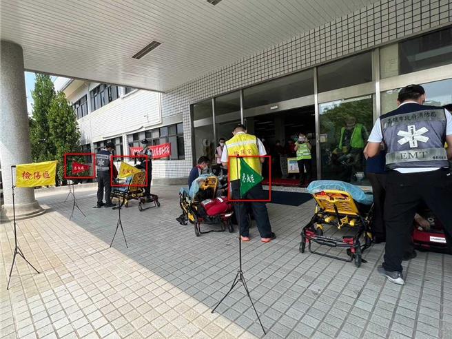 現場依病況劃設檢傷分類區。 （翻攝照片／洪靖宜高雄傳真）