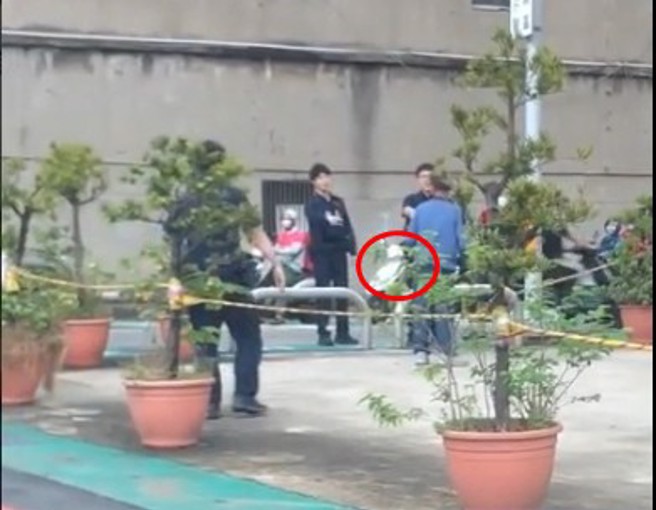 藍衣男子持刀與警方僵持，支援警力到達，從後方偷偷靠近，成功奪刀將男子壓制。（翻攝爆料公社）