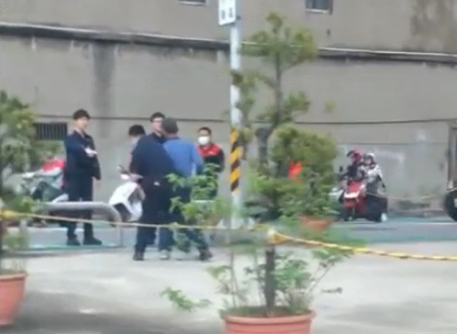 藍衣男子持刀與警方僵持，支援警力到達，從後方偷偷靠近，成功奪刀將男子壓制。（翻攝爆料公社）