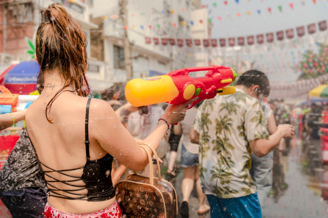 泰國近日歡度潑水節，一名女子穿著比基尼與薄紗，看到鏡頭突然拍打下體，畫面曝光引發爭議。（示意圖：Shutterstock／達志）
