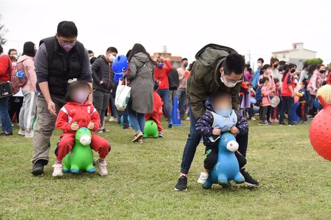 随着劳动部提高2成薪资补助政策实施后，男性劳工申请育婴留停的人数提高，苗栗也创下新高。（苗栗县政府提供／李京升苗栗传真）
