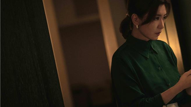 贾静雯特别演出《回魂计》诠释女儿遭诈骗绑架的母亲。（Netflix提供）