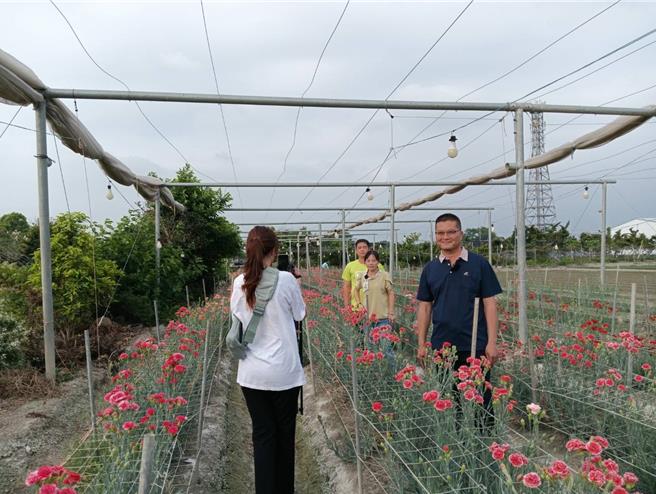 彰化县田尾乡生产康乃馨占全国7成，田尾乡农会总干事吴政宪（右1）与彰化县农会总干事张建丰伉俪(右2、右3)，特别携手在母亲节前夕，以逗趣的方式拍摄短片，为田尾的康乃馨行销。（吴政宪提供／叶静美彰化传真）