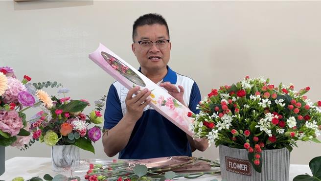 彰化县田尾乡是花卉的故乡，农会总干事吴政宪行销康乃馨，他预估今年康乃馨受气候影响减产，后续价格看涨。（吴政宪提供／叶静美彰化传真）