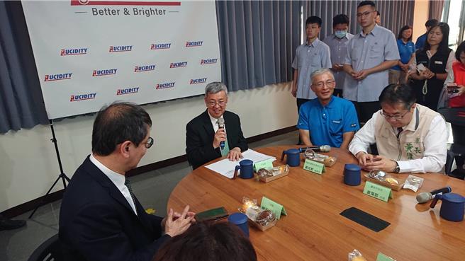 行政院长陈建仁（右三）18日到台南市安南区视察璨扬车灯公司，听取企业老板黄文献（右二）的简报。（程炳璋摄）