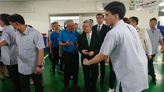 行政院长陈建仁（右二）18日听取璨扬老板黄文献（右三）对工厂员工运作的解说。（程炳璋摄）