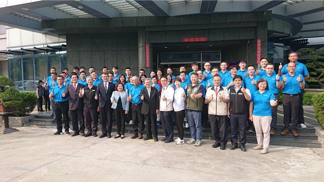 行政院长陈建仁（前排右七）与台南市长黄伟哲（右六）18日陪同民代，一起与璨扬企业员工合影。（程炳璋摄）