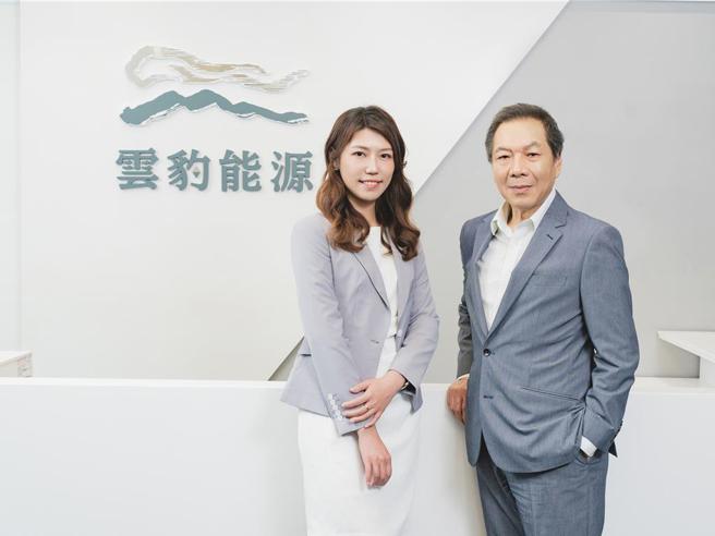 云豹能源取得台湾证券交易所核准通过函，力拚第二季转一般板上市。左为总经理赵书闵、右为董事长廖福生。图／云豹能源提供