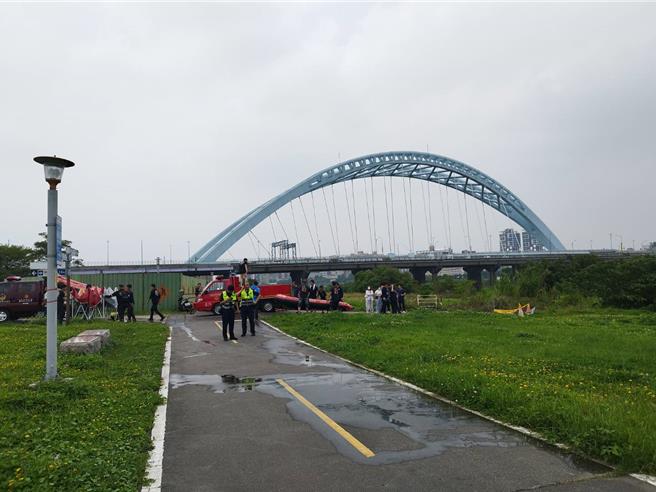 警消17日上午于新店溪打捞起板男遗体。（民眾提供）