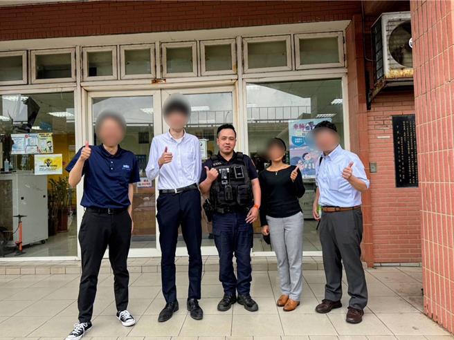 桃园市大园警方协助日籍民眾找回遗留在计程车上的行李。（翻摄照片／蔡明亘桃园传真）