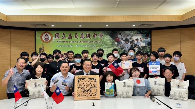 嘉中師生熱情歡迎日本來的姊妹校及友人。（嘉中提供／廖素慧嘉市傳真）